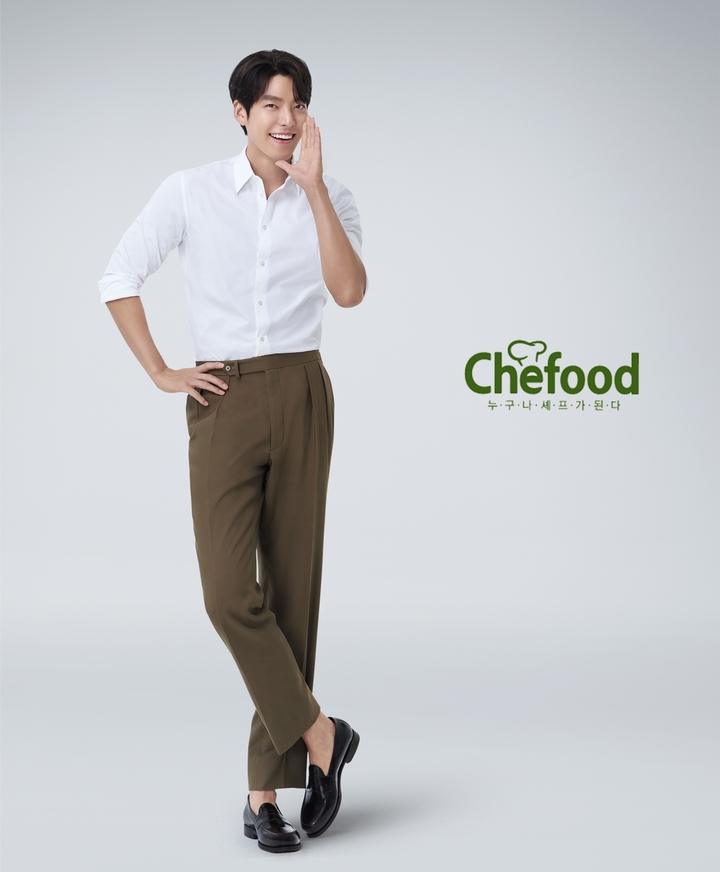 [서울=뉴시스]롯데푸드는 가정 간편식(HMR) 브랜드 '쉐푸드'(Chefood) 모델로 배우 김우빈을 발탁했다고 13일 밝혔다. (사진=롯데푸드 제공). 2021.10.13. photo@newsis.com *재판매 및 DB 금지