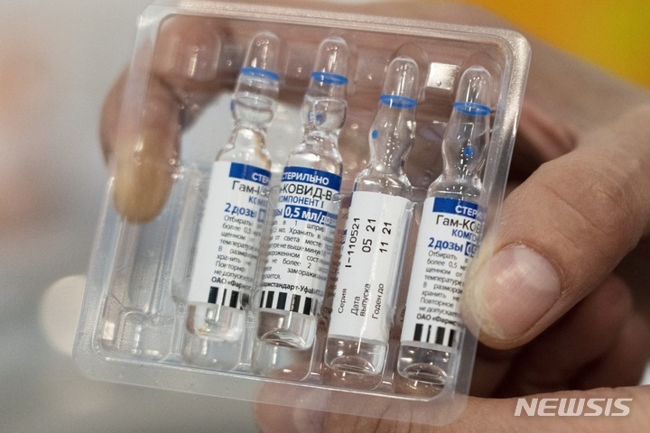 [모스크바(러시아)=AP/뉴시스] 지난해 7월1일 모스크바 러시아 백신센터 의료진이 러시아 코로나19 스푸트니크V 백신을 들어 보여주고 있다. 2022.01.21. *재판매 및 DB 금지