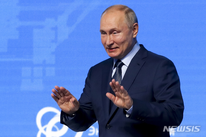 [모스크바(러시아)=AP/뉴시스]13일(현지시간) 블라디미르 푸틴 러시아 대통령이 모스크바에서 열린 에너지 포럼에 참석한 모습. 2021.10.14.