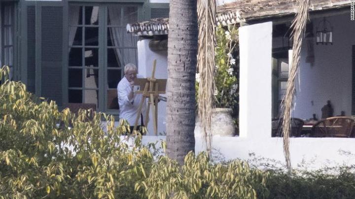 [서울=뉴시스] 보리슨 존슨 영국 총리가 휴가를 보내고 있는 스페인 마르베야 별장에서 그림을 그리고 있다. (사진출처: CNN) 2021.10.14 *재판매 및 DB 금지