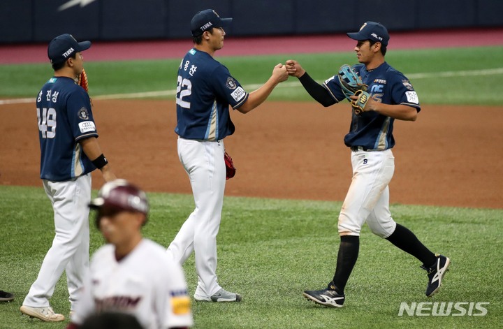 [서울=뉴시스] 김선웅 기자 = 14일 오후 서울 구로구 고척스카이돔에서 열린 2021 프로야구 NC 다이노스와 키움 히어로즈의 경기, 8:4로 승리를 거둔 NC 선수들이 승리의 기쁨을 나누고 있다. 2021.10.14. mangusta@newsis.com