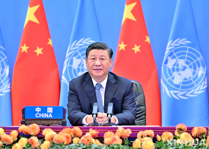 [베이징=신화/뉴시스] 시진핑 중국 국가주석이 14일 베이징에서 열린 '제2차 유엔 글로벌 지속가능 교통회의'에서 화상을 통해 기조연설을 하고 있다. 2021.10.15.