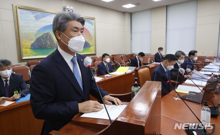 [서울=뉴시스] 전신 기자 = 윤종원 IBK기업은행장이 15일 서울 여의도 국회에서 열린 정무위원회 국정감사에서 업무보고를 하고 있다. (공동취재사진) 2021.10.15. photo@newsis.com