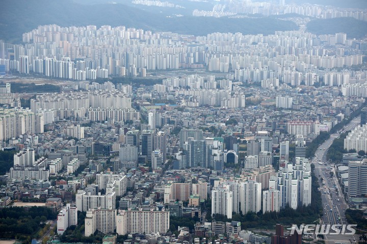 [서울=뉴시스] 김선웅 기자 = 서울 부동산 매수심리가 5주 연속 하락세를 나타내고 있다. 은행권 주택담보대출 한도 축소와 금리인상 등이 영향을 미친 것으로 해석된다. 15일 한국부동산원에 따르면 10월 둘째 주(11일 기준) 서울 아파트 매매수급지수는 101.9로 전주 102.8보다 0.9포인트 내렸다. 이는 4월 셋째 주 101.1 이후 약 6개월 만에 가장 낮은 수준이다. 다만 27주 연속 기준선인 100을 웃돌고 있어 여전히 매도자 우위 상황은 이어지고 있다. 15일 오후 서울 송파구 롯데월드타워 전망대 서울스카이에서 아파트단지와 주택가가 보이고 있다. 2021.10.15. mangusta@newsis.com