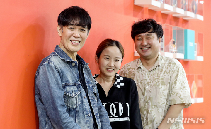 [서울=뉴시스] 김병문 기자 = '함춘호의 포크송' 작가 김윤하(왼쪽부터), DJ 함춘호, PD 김현우가 13일 오후 서울 마포구 tbs 교통방송에서 뉴시스와 인터뷰를 하기에 앞서 포즈를 취하고 있다. 2021.10.16. dadazon@newsis.com