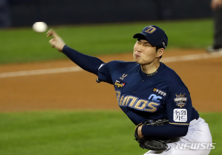 [서울=뉴시스]고승민 기자 = 15일 서울 잠실야구장에서 열린 2021 KBO 리그 NC 다이노스 대 두산 베어스 경기, 두산 공격 7회말 NC 선발투수 이재학이 무실점으로 역투하고 있다. 2021.10.15. kkssmm99@newsis.com