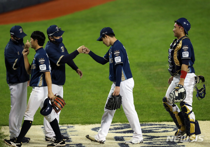 [서울=뉴시스]고승민 기자 = 15일 서울 잠실야구장에서 열린 2021 KBO 리그 NC 다이노스 대 두산 베어스 경기, 5대 0으로 두산을 꺾은 NC 이동욱 감독과 선수들이 자축하고 있다. 이날 NC 선발투수 이재학은 8년만의 완봉승을 거뒀다. 2021.10.15. kkssmm99@newsis.com