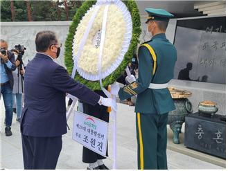 [서울=뉴시스] 우리공화당의 대통령 후보로 선출된 조원진 대표가 16일 오전 국립서울현충원에 참배하고 있다. (사진=우리공화당 제공) 2021.10.16. *재판매 및 DB 금지