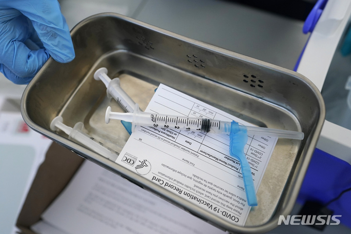 [마이애미(미국)=AP/뉴시스] 지난 5월13일 미국 마이애미 한 코로나19 백신 접종 센터에 놓여 있는 주사기. 2021.10.18.