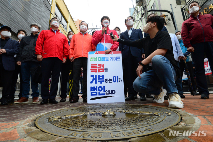 [창원=뉴시스] 차용현 기자 = 16일 오후 국민의 힘 이준석 당 대표가 경남 창원시 마산합포구 소재 3.15의거 발원지 기념관 앞에서 ‘대장동 게이트 특검 촉구 1인 도보 피케팅’에 앞서 특검수용을 촉구하고 있다. 2021.10.16. con@newsis.com