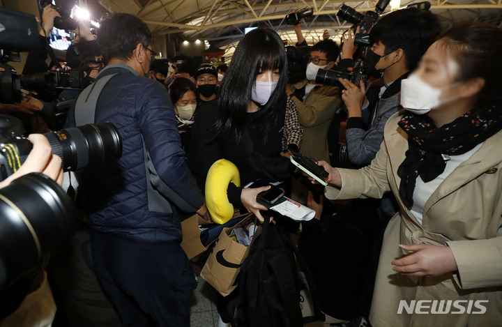 [인천공항=뉴시스] 홍효식 기자 = 학교폭력과 가정폭력 의혹에 휩싸인 이다영이 16일 오후 인천국제공항을 통해 그리스로 출국하고 있다. 이들은 지난 9일 개막한 2021-22 시즌 그리스 리그 PAOK 테살로니키 구단에 합류한다. 2021.10.16. yesphoto@newsis.com