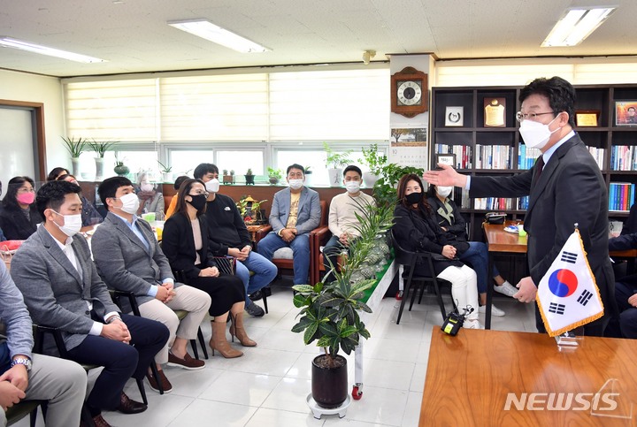 [부산=뉴시스] 하경민 기자 = 국민의힘 유승민 대선 경선 후보가 17일 부산 강서구 북강서을 당원협의회를 방문, 당원들과 대화하고 있다. 2021.10.17. yulnetphoto@newsis.com