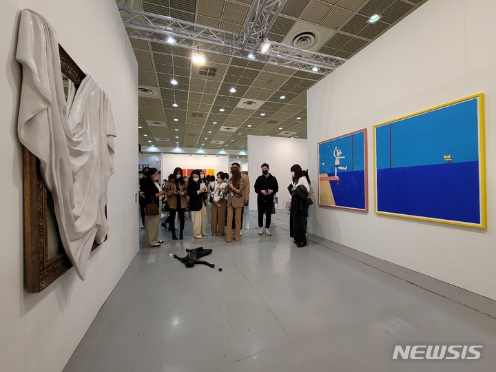 [서울=뉴시스] 한국국제아트페어(KIAF·키아프)에 참가한 에스더쉬퍼갤러리 부스 전경.