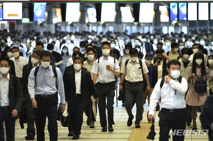 [도쿄=AP/뉴시스] 지난 1일 일본 도쿄 시나가와역에서 시민들이 코로나19 감염 예방을 위해 마스크를 쓰고 지나가고 있다. 2021.10.22
