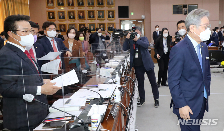 [수원=뉴시스] 경기사진공동취재단 = 더불어민주당 대선 후보인 이재명 경기도지사가 18일 경기도 수원시 경기도청에서 열린 국회 행정안전위원회의 경기도에 대한 국정감사에서 오전 일정을 마치고 김용판 국민의힘 의원과 논쟁를 벌인 뒤 이동하고 있다. 2021.10.18. photo@newsis.com