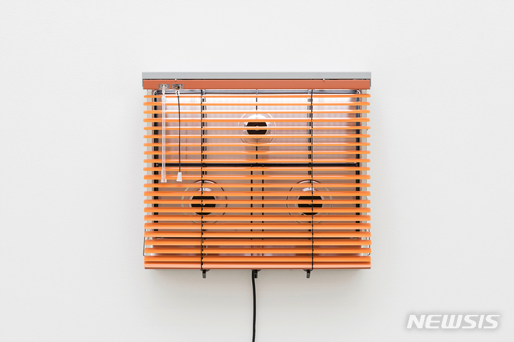 [서울=뉴시스] 양혜규, 평창길 열두 불기운_11, 2021, Aluminum venetian blind, powder-coated stainless steel frame, gas stove, LED tube, cable, 52 x 59 x 13 cm, Courtesy of the artist and Kukje Gallery, 사진: 안천호,이미지 제공: 국제갤러리