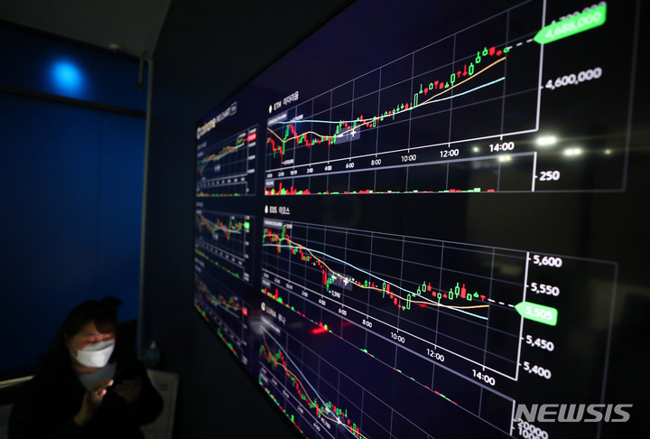 [서울=뉴시스] 추상철 기자 = 비트코인 선물 ETF의 뉴욕증권거래소 상장을 앞둔 19일 오후 서울 용산구 코인원 고객센터 전광판에 비트코인을 비롯한 암호화폐 시세가 나타나고 있다. 2021.10.19. scchoo@newsis.com