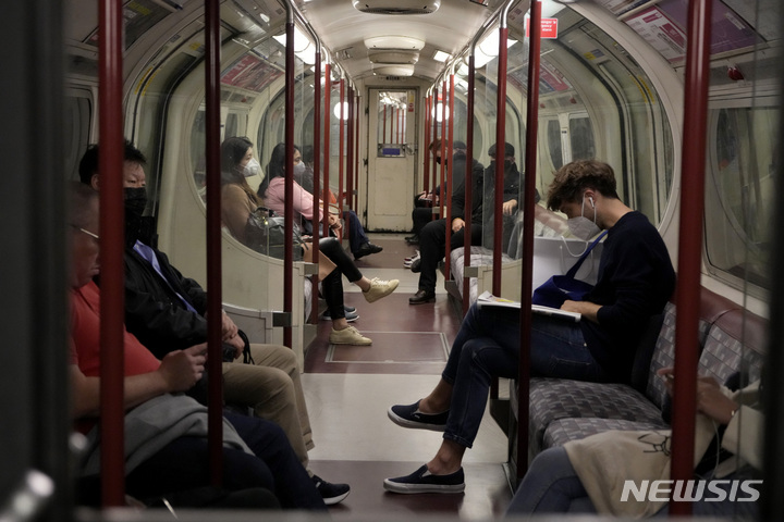 [런던=AP/뉴시스]영국 런던 지하철 안의 승객들이 마스크를 쓰고 있다. 2021.10.4.