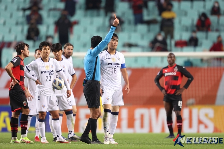 [서울=뉴시스]울산 현대 원두재 퇴장. (사진=프로축구연맹 제공)