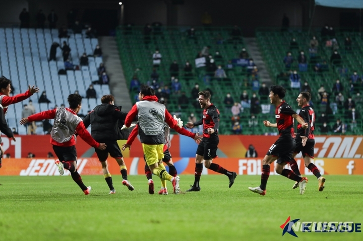 [서울=뉴시스]포항 수비수 그랜트의 동점골. (사진=프로축구연맹 제공)