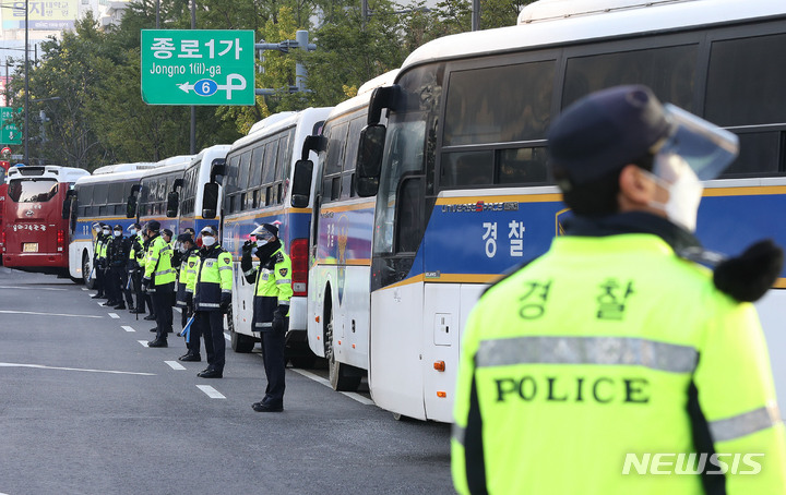 [서울=뉴시스] 백동현 기자 = 전국민주노동조합총연맹(민주노총)이 전국 도심 총파업을 예고한 20일 오전 서울 세종대로에서 경찰이 집회 통제를 준비하고 있다. 2021.10.20. livertrent@newsis.com