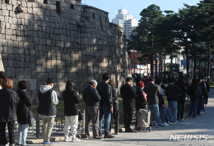 [서울=뉴시스] 고승민 기자 = 동대문종합시장에서 코로나19 집단감염이 발생한 이튿날인 20일 서울 흥인지문 옆에 설치된 서울시 찾아가는 선별진료소를 찾은 상인 등 시민들이 검사를 받기 위해 줄을 서고 있다. 2021.10.20. kkssmm99@newsis.com