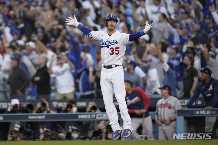 [로스앤젤레스=AP/뉴시스] LA 다저스의 코디 벨린저가 동점 스리런 홈런을 터뜨린 후 기뻐하고 있다.