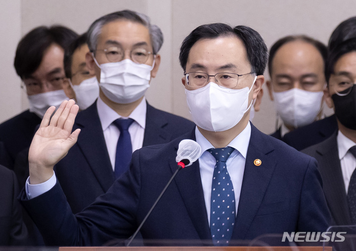 [서울=뉴시스] 최동준 기자 = 문승욱 산업통상부 장관이 20일 서울 여의도 국회에서 열린 산업통상자원중소벤처기업위원회의 산업통상자원부 등에 대한 국정감사에서 선서하고 있다. (공동취재사진) 2021.10.20. photo@newsis.com