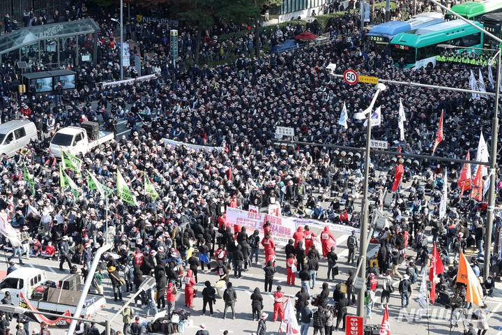 [서울=뉴시스] 백동현 기자 = 전국민주노동조합총연맹의 대규모 총파업 집회가 열린 20일 오후 서울 서대문구 서대문역사거리에서 참가자들이 구호를 외치고 있다. 2021.10.20. livertrent@newsis.com