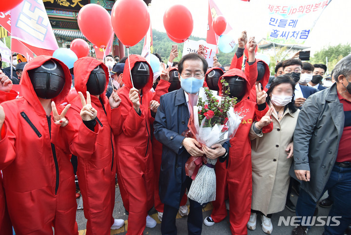 [대구=뉴시스] 이무열 기자 = 홍준표 국민의힘 대선 경선 후보가 20일 오후 대구MBC에서 열리는 제20대 대통령선거 경선 후보 토론회에 입장하기에 앞서 오징어 게임 진행자 의상을 입은 지지자들과 기념촬영을 하고 있다. 2021.10.20. lmy@newsis.com