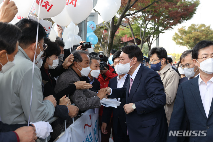 [대구=뉴시스] 이무열 기자 = 윤석열 국민의힘 대선 경선 후보가 20일 오후 대구MBC에서 열리는 제20대 대통령선거 경선 후보 토론회에 입장하기에 앞서 지지자들과 인사를 나누고 있다. 202110.20. lmy@newsis.com