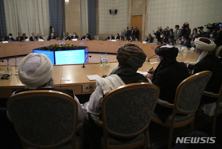 [모스크바(러시아)=AP/뉴시스] 20일(현지시간) 러시아 수도 모스크바에서 러시아, 중국, 파키스탄 등 10개국이 참석한 가운데 탈레반과 고위급 회의가 열리고 있다. 2021.10.21.
