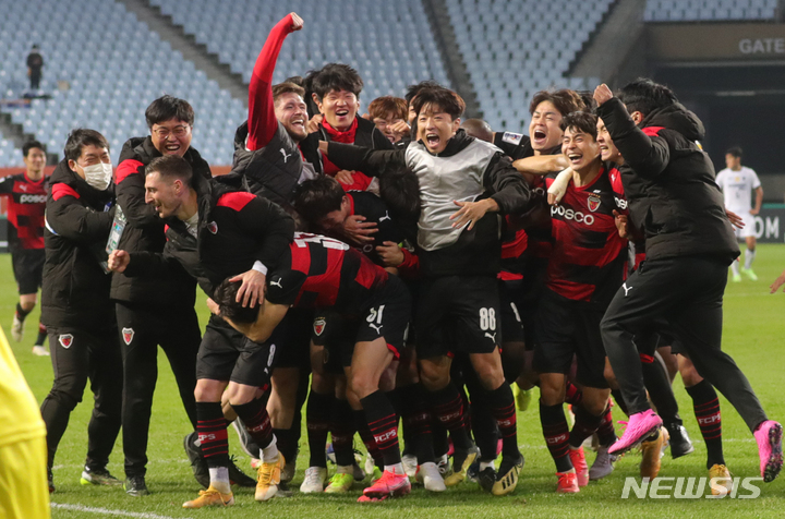 [전주=뉴시스] 김얼 기자 = 2021 아시아축구연맹(AFC) 챔피언스리그(ACL) 4강전 울산 현대와 포항 스틸러스의 경기가 열린 17일 전북 전주시 전주월드컵경기장에서 경기에 이긴 포항 스틸러스 선수들이 자축하고 있다. 2021.10.20. pmkeul@newsis.com