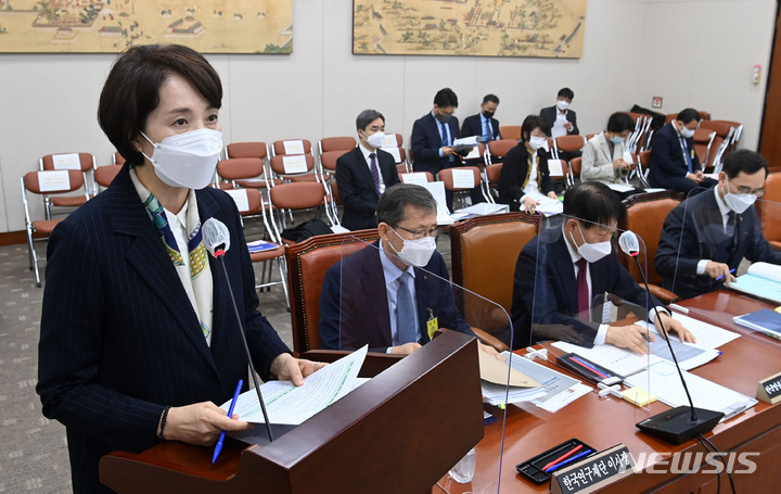 [서울=뉴시스] 최동준 기자 = 유은혜 사회부총리 겸 교육부 장관이 21일 서울 여의도 국회에서 열린 교육위원회의 교육부와 소속·공공·유관기관 등에 대한 국정감사에서 업무보고를 하고 있다. 2021.10.21. (공동취재사진) photo@newsis.com