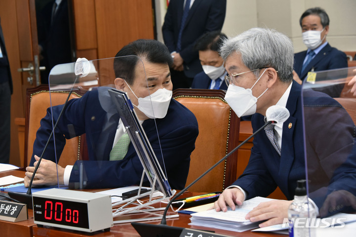 [서울=뉴시스] 전신 기자 = 21일 서울 여의도 국회에서 열린 정무위원회의 금융위원회, 금융감독원 종합감사에서 정은보 금융감독원장과 고승범 금융위원장이 대화하고 있다. (공동취재사진) 2021.10.21. photo@newsis.com