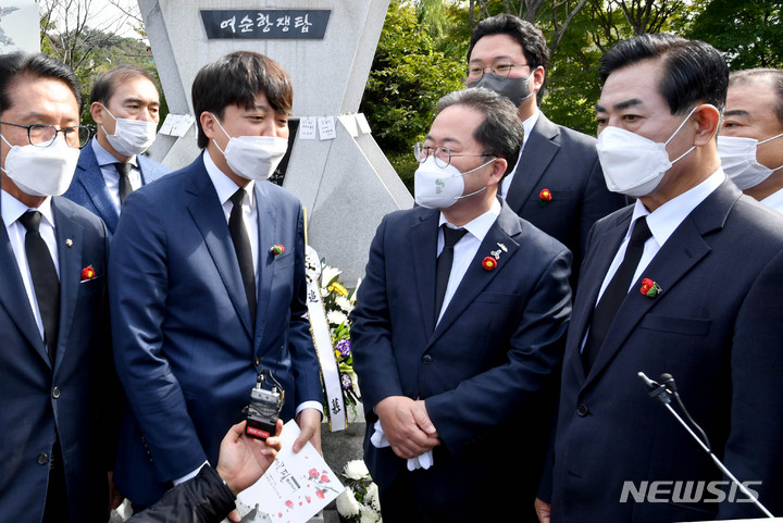 [순천=뉴시스] 변재훈 기자 = 이준석 국민의힘 대표와 의원·당직자가 21일 오전 전남 순천시 순천 팔마종합운동장 내 여순항쟁탑을 참배한 뒤 허석 순천시장(사진 왼쪽에서 2번째)과 이야기를 나누고 있다. 2021.10.21. wisdom21@newsis.com