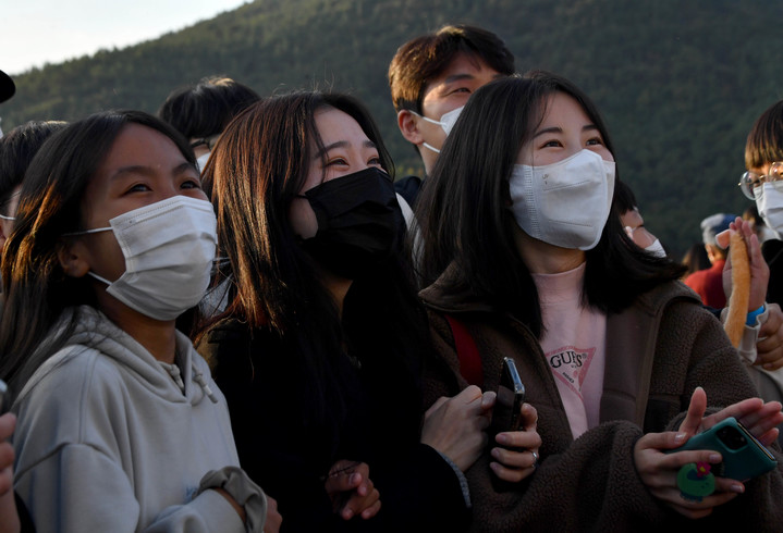 [고흥=뉴시스] 변재훈 기자 = 21일 오후 전남 고흥군 영남면 우주발사전망대에서 관람객들이 한국형 발사체 '누리호'(KSLV-II) 비행 중계 장면을 들뜬 마음으로 지켜보고 있다. 2021.10.21. wisdom21@newsis.com