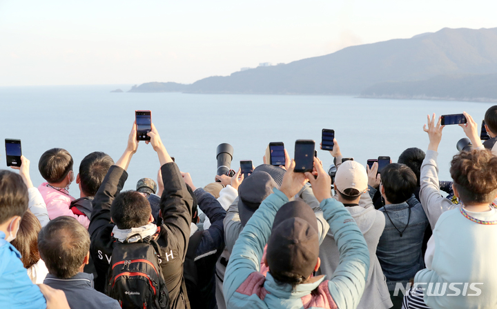 [고흥=뉴시스] = 21일 전남 고흥군 동일면 봉남등대에서 시민들이 나로우주센터 제2발사대에서 발사된 한국형 발사체 누리호(KSLV-ll)의 비행을 휴대전화로 촬영하고 있다. 누리호는 1.5t급 실용위성을 지구저궤도( 600~800km)에 투입하기 위해 만들어진 3단 발사체이며 엔진 설계에서부터 제작, 시험, 발사 운용까지 모두 국내 기술로 완성한 최초의 국산 발사체이다. (사진=독자제공). 2021.10.21. photo@newsis.com *재판매 및 DB 금지