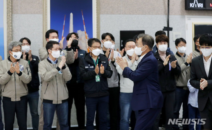 [고흥=뉴시스] 전진환 기자 = 문재인 대통령이 21일 오후 한국형 발사체 '누리호(KSLV-2)'의 발사 참관을 마치고 전남 고흥 나로우주센터 발사통제동에서 대국민 메시지를 발표하기 위해 입장하며 박수를 치고 있다. 2021.10.21. amin2@newsis.com