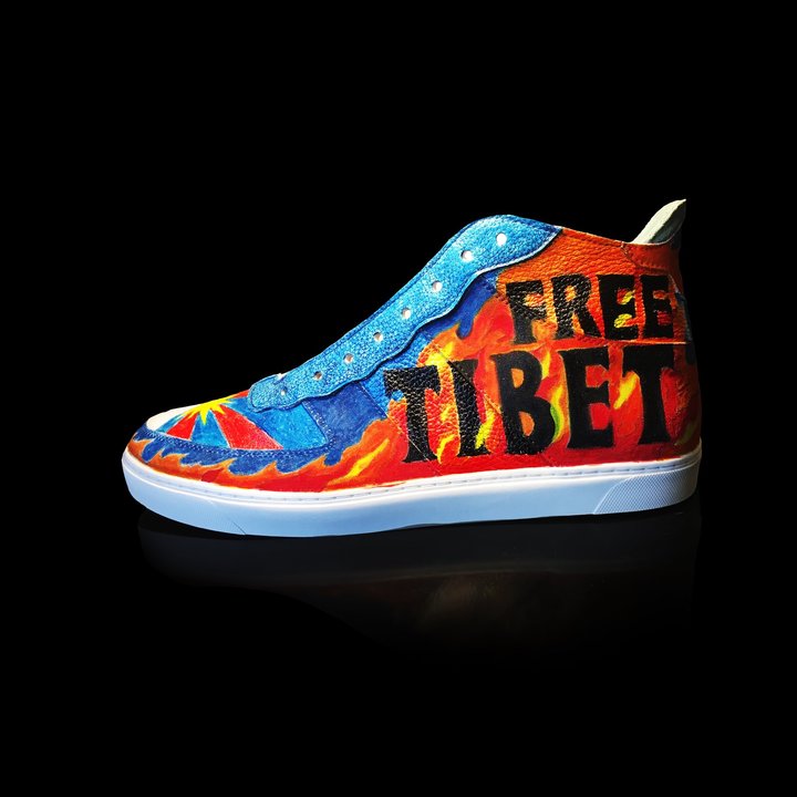 [서울=뉴시스] 에네스 칸터가 공개한 "티베트 독립(Free Tibet)" 문구가 적힌 신발. (사진=에네스 칸터 트위터 캡처) 2021.10.22. *재판매 및 DB 금지