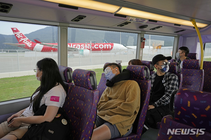 [홍콩=AP/뉴시스]지난 16일 홍콩 수면 버스 투어에 탑승한 승객들이 버스 2층에서 숙면을 취하고 있다. AP통신은 21일(현지시간) 수면 버스 투어가 사람들이 대중 교통에서 잠 드는 현상에 영감을 받아 기획됐다고 전했다. 2021.10.22.