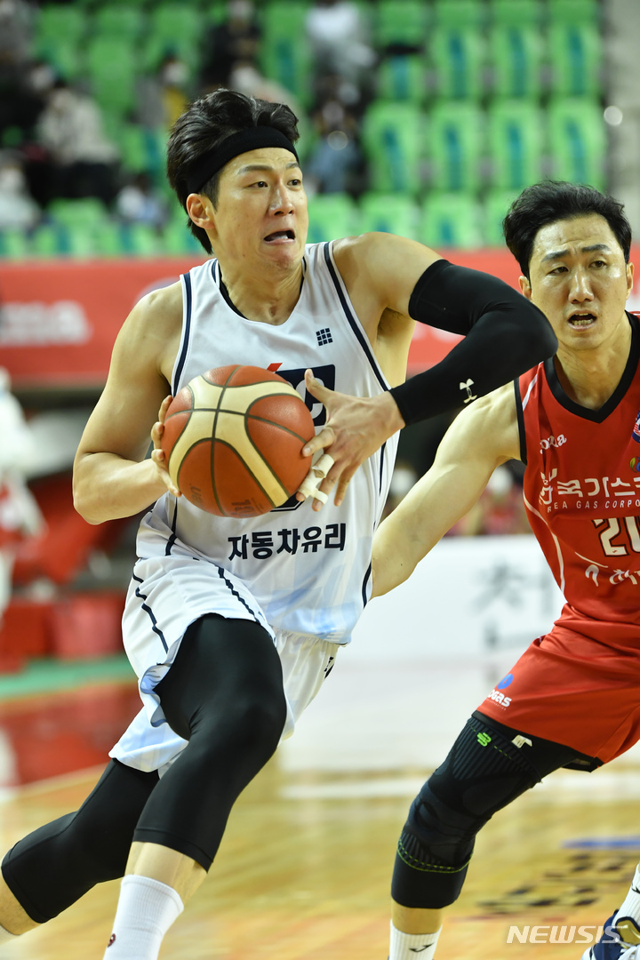 [서울=뉴시스]프로농구 KCC 이정현 (사진 = KBL 제공)