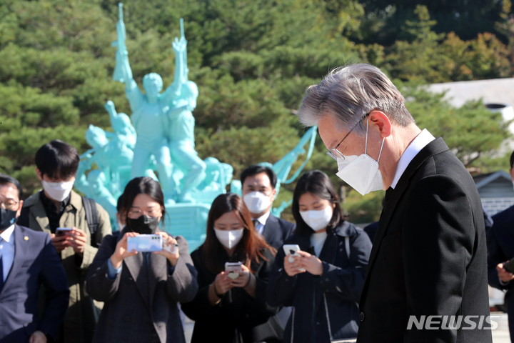 [광주=뉴시스] 류형근 기자 = 더불어민주당 대선 후보인 이재명 경기지사가 22일 오전 광주 북구 운정동 국립5·18민주묘지를 방문해 오월영령에 참배하고 있다. 2021.10.22. hgryu77@newsis.com