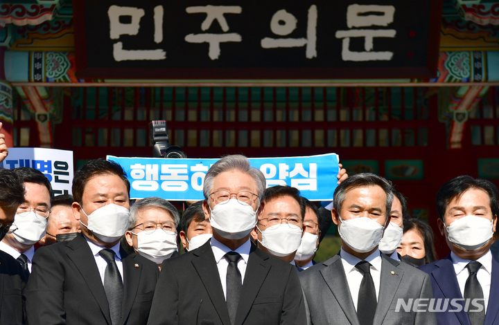 [광주=뉴시스] 류형근 기자 = 더불어민주당 대선 후보인 이재명 경기지사가 22일 오전 광주 북구 운정동 국립5·18민주묘지를 방문해 기자들의 질문에 답변을 하고 있다. 2021.10.22. hgryu77@newsis.com