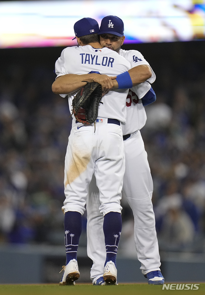 [로스앤젤레스=AP/뉴시스] 메이저리그(MLB) LA 다저스의 크리스 테일러와 알버트 푸홀스. 2021.10.22