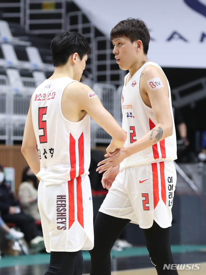 [서울=뉴시스]프로농구 SK 김선형(왼쪽)과 최준용 (사진 = KBL 제공)