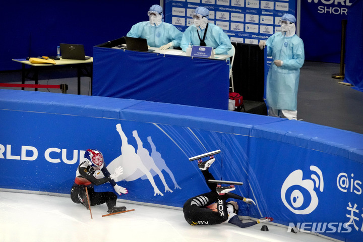 [베이징=AP/뉴시스] 한국 쇼트트랙 대표팀의 최민정(사진 오른쪽)과 김지유가 23일 중국 베이징 캐피털 실내빙상장에서 열린 2021~2022 국제빙상경기연맹(ISU) 쇼트트랙 월드컵 1차 대회 여자 1500m 결승에서 충돌해 넘어지고 있다. 2021.10.23