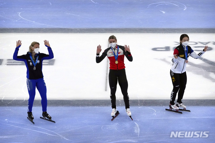 [베이징=AP/뉴시스] 한국 쇼트트랙 대표팀의 최민정(사진 가장 오른쪽)이 23일 중국 베이징 캐피털 실내빙상장에서 열린 2021~2022 국제빙상경기연맹(ISU) 쇼트트랙 월드컵 1차 대회 여자 500m에서 동메달을 딴 뒤 시상식을 하고 있다. 2021.10.23