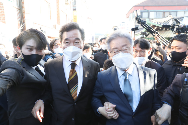 이재명 더불어민주당 대선후보와 이낙연 전 대표간 24일 회동이 끝난 뒤 모습. (사진 = 이낙연 전 대표 측 제공) *재판매 및 DB 금지