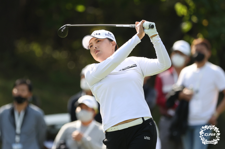 [서울=뉴시스] 박주성 기자 = 24일 부산 기장에 위치한 LPGA 인터내셔널 부산에서 열린 'BMW Ladies Championship' FR에서 고진영이 5번홀 티샷을 하고 있다. (사진=KLPGA 제공). 2021.10.24. photo@newsis.com *재판매 및 DB 금지